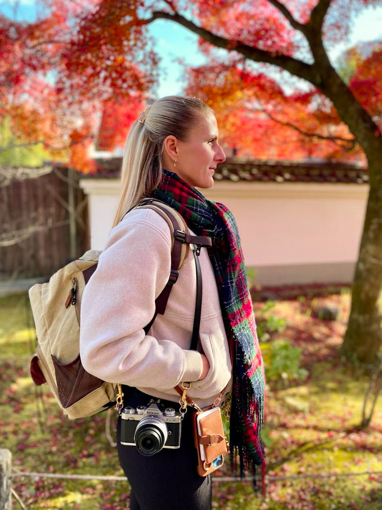 Sanne met Nikon camera onder de Japanse Esdoorn.