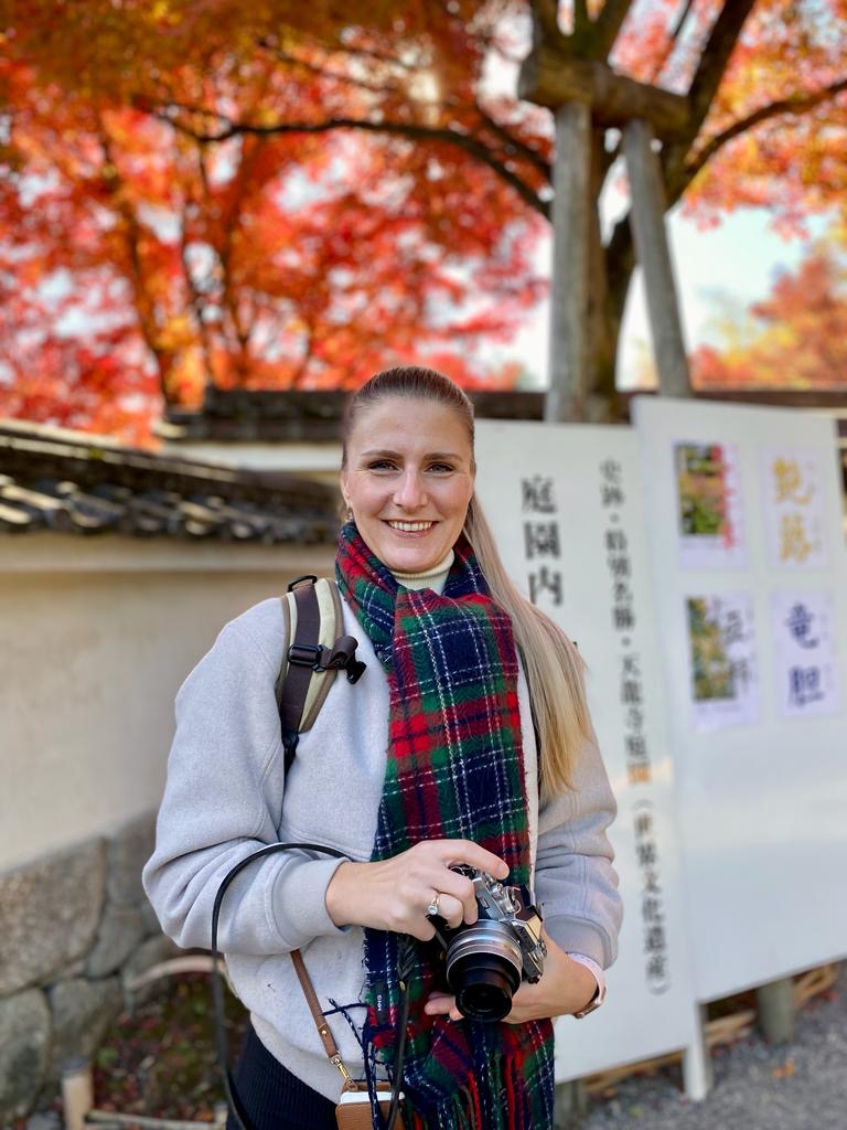 Sanne onder de rode esdoorn in Japan